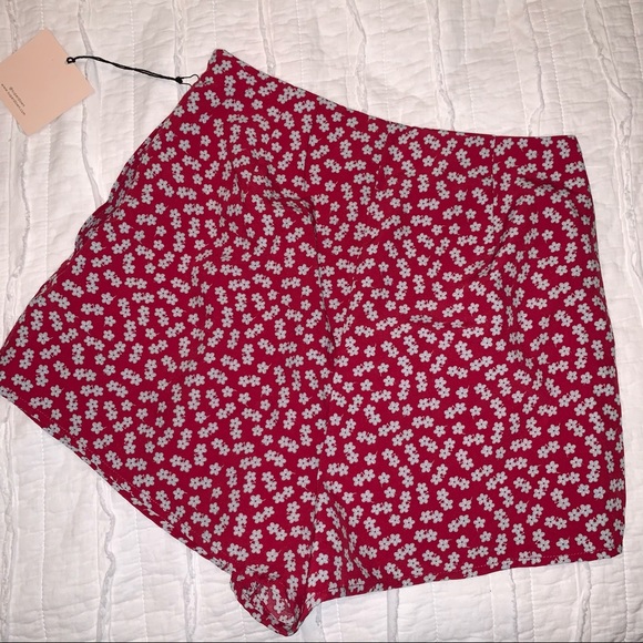 NWT Superdown red shorts with flowers size XS - Picture 4 of 5